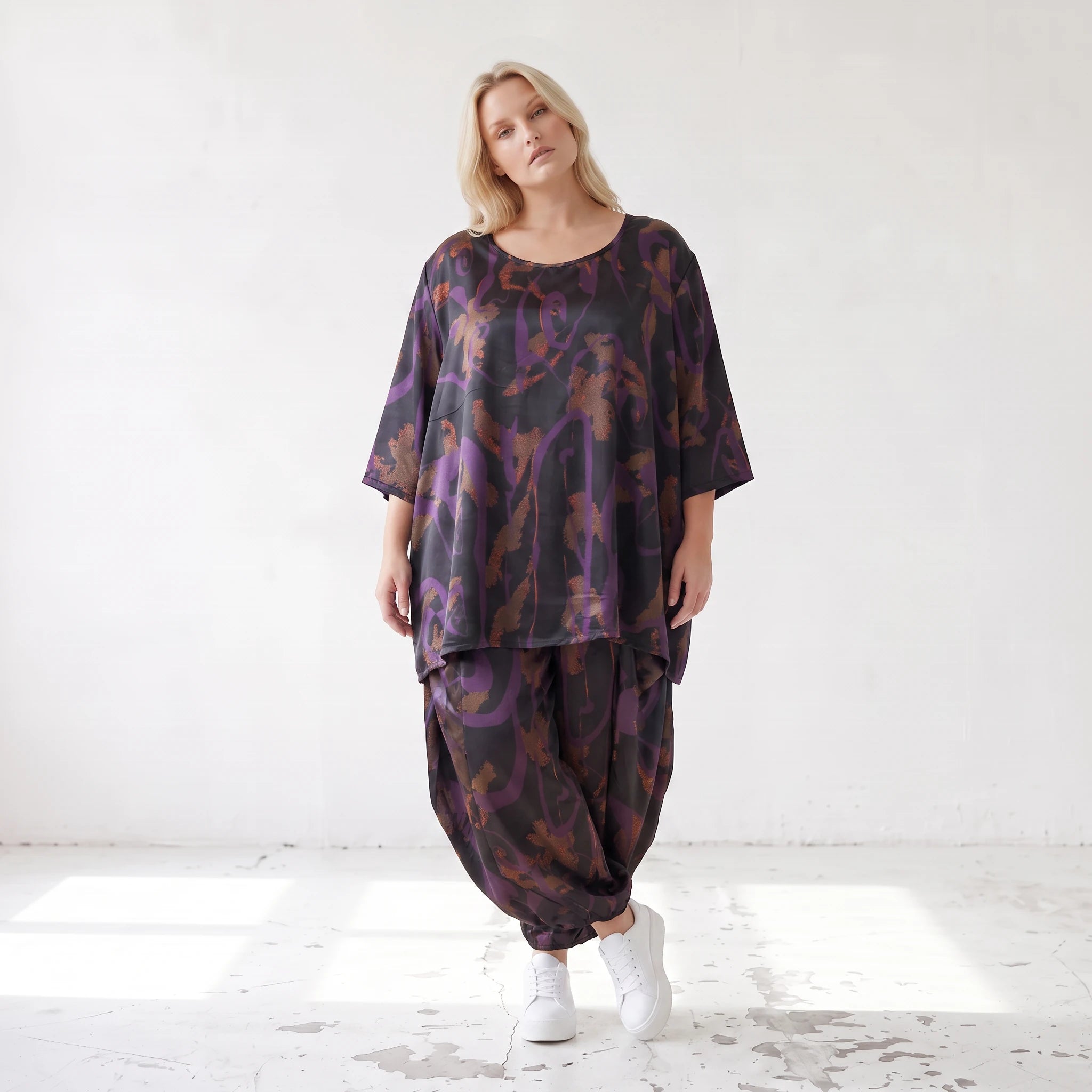 Bigshirt in A-Linie aus Satin mit Schwarz/Violett/Braun Print Rundhals und 7/8-Arm