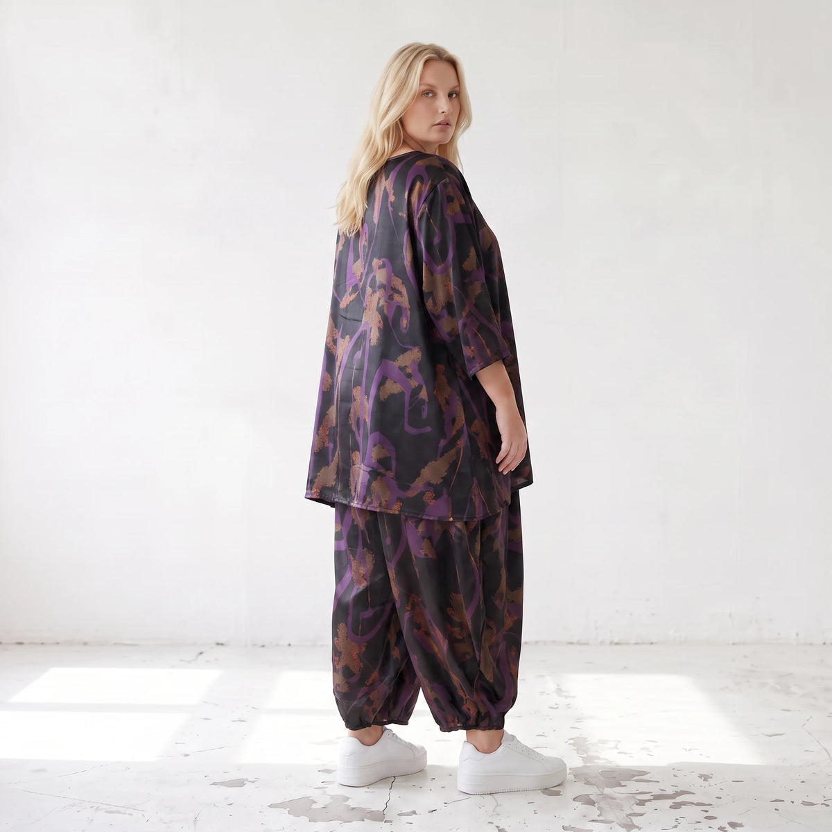 Bigshirt in A-Linie aus Satin mit Schwarz/Violett/Braun Print Rundhals und 7/8-Arm