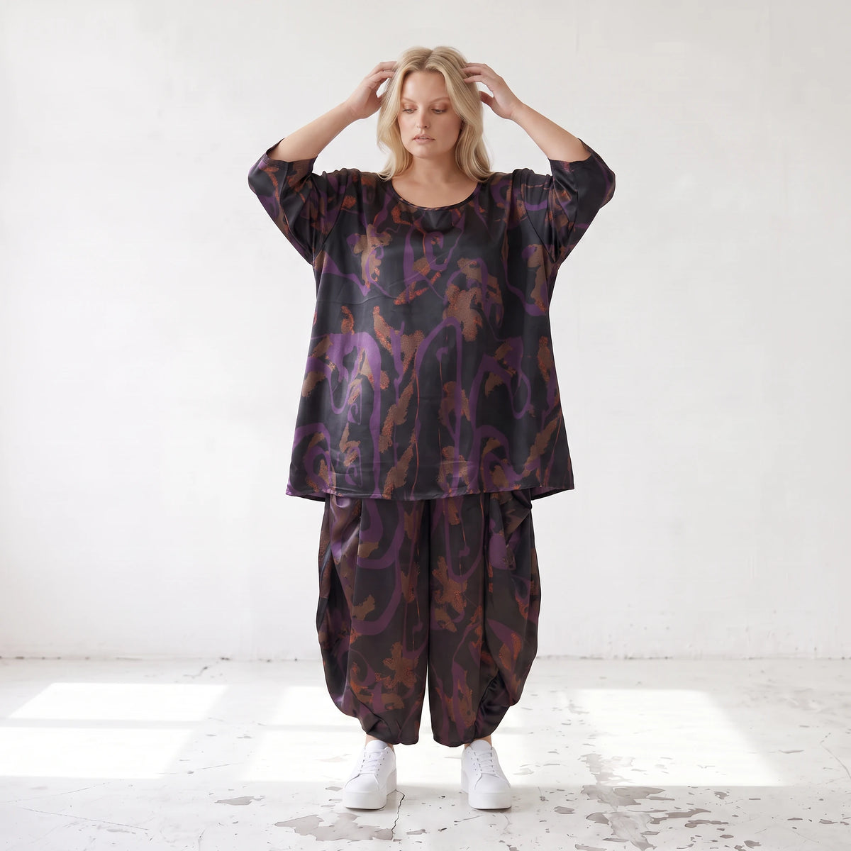 Bigshirt in A-Linie aus Satin mit Schwarz/Violett/Braun Print Rundhals und 7/8-Arm