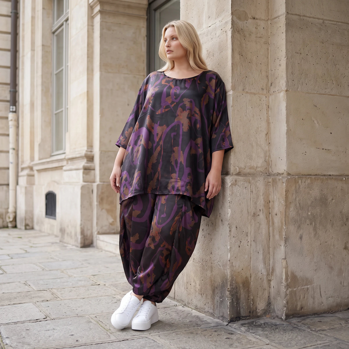 Bigshirt in A-Linie aus Satin mit Schwarz/Violett/Braun Print Rundhals und 7/8-Arm