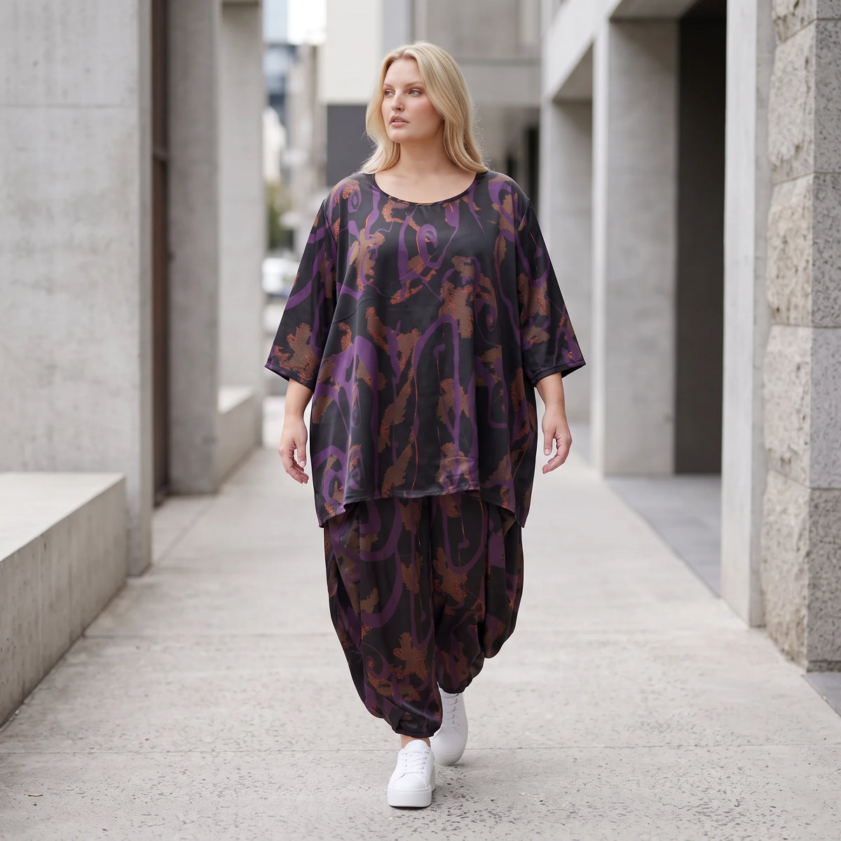 Bigshirt in A-Linie aus Satin mit Schwarz/Violett/Braun Print Rundhals und 7/8-Arm