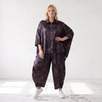Ballonhose aus Satin in Schwarz/Violett/Braun mit abstraktem Printmuster und Elastikbund