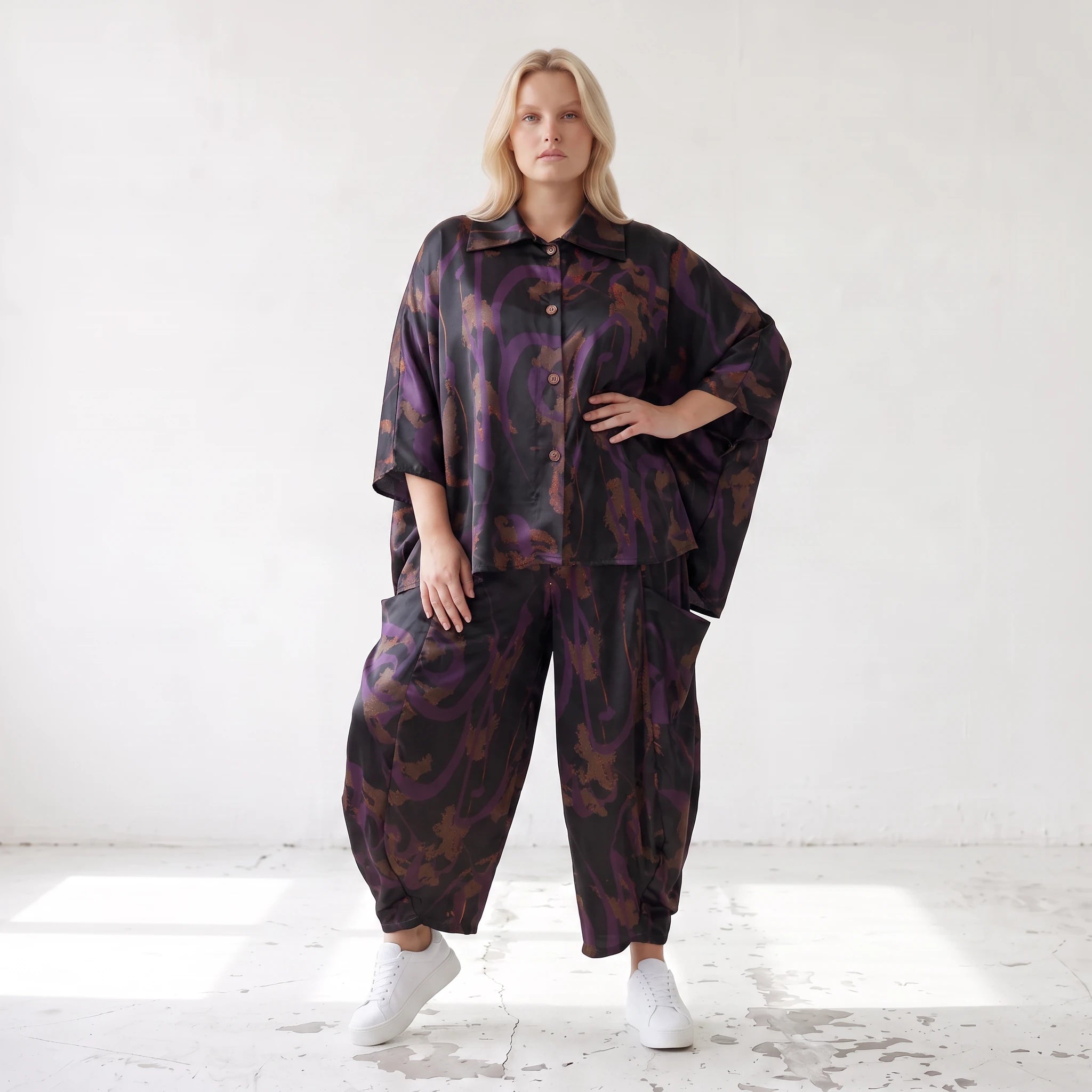 Ballonhose aus Satin in Schwarz/Violett/Braun mit abstraktem Printmuster und Elastikbund
