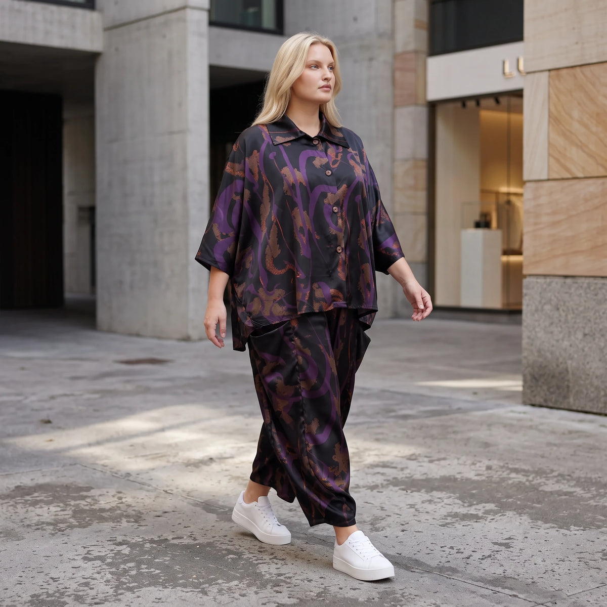 Ballonhose aus Satin in Schwarz/Violett/Braun mit abstraktem Printmuster und Elastikbund