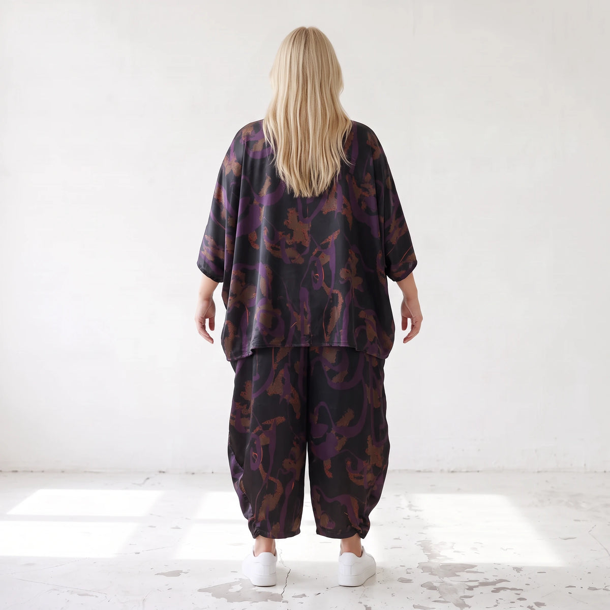 Ballonhose aus Satin in Schwarz/Violett/Braun mit abstraktem Printmuster und Elastikbund