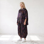 Ballonhose aus Satin in Schwarz/Violett/Braun mit abstraktem Printmuster und Elastikbund