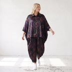 Ballonhose aus Satin in Schwarz/Violett/Braun mit abstraktem Printmuster und Elastikbund