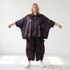 Ballonhose aus Satin in Schwarz/Violett/Braun mit abstraktem Printmuster und Elastikbund