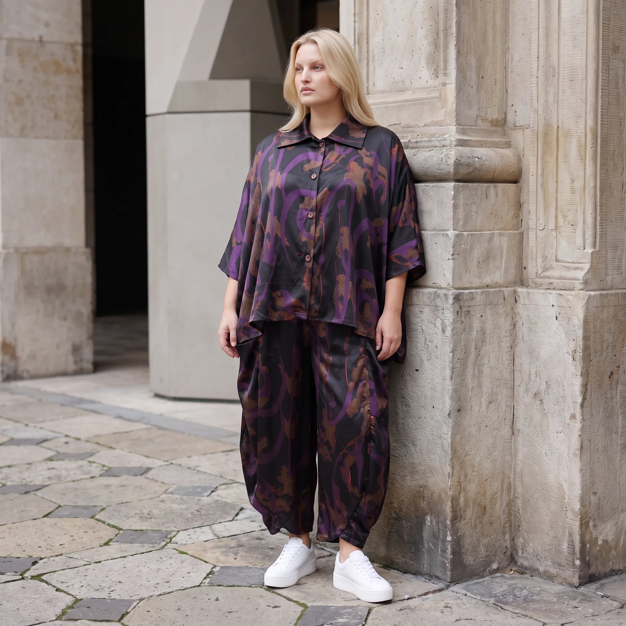 Ballonhose aus Satin in Schwarz/Violett/Braun mit abstraktem Printmuster und Elastikbund