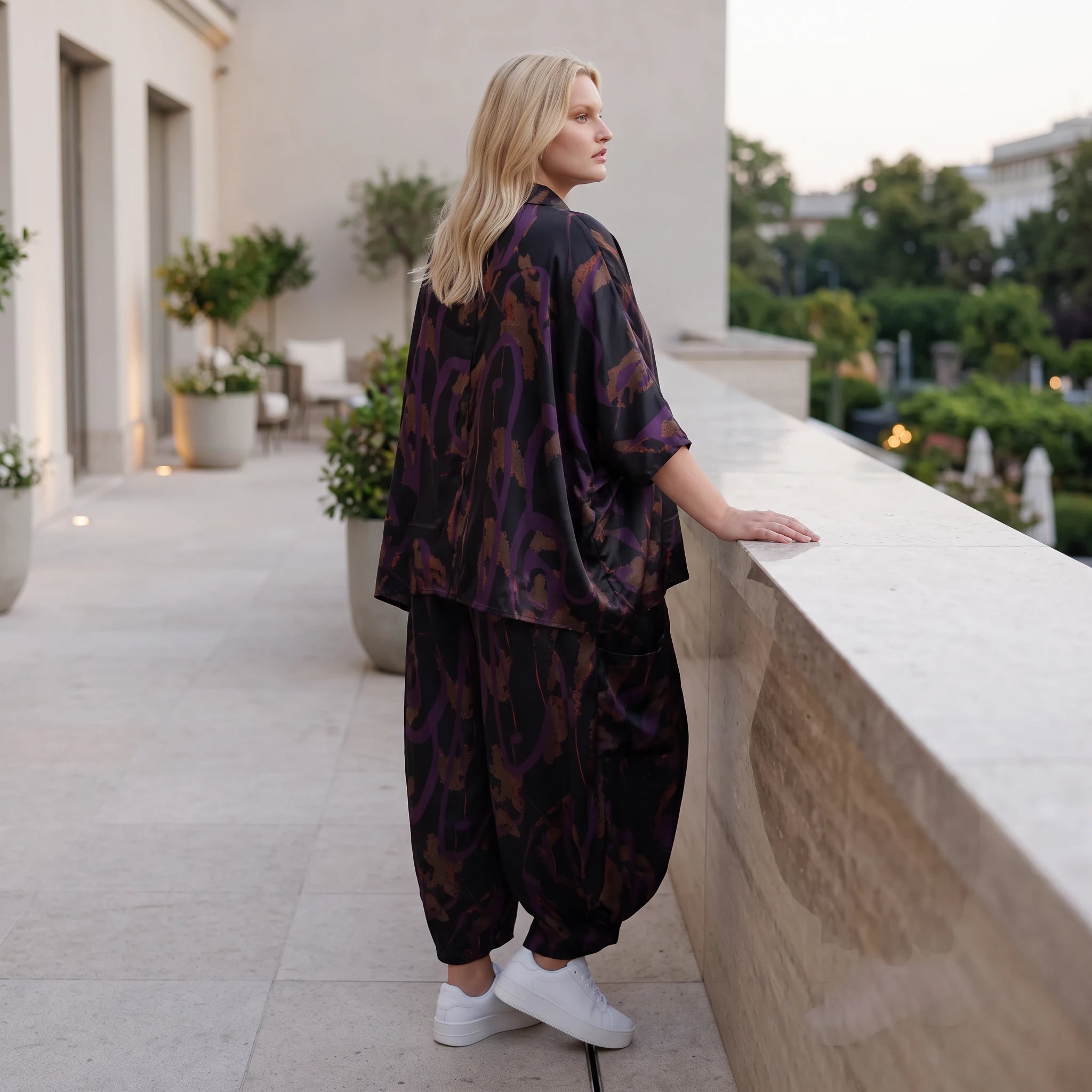 Ballonhose aus Satin in Schwarz/Violett/Braun mit abstraktem Printmuster und Elastikbund