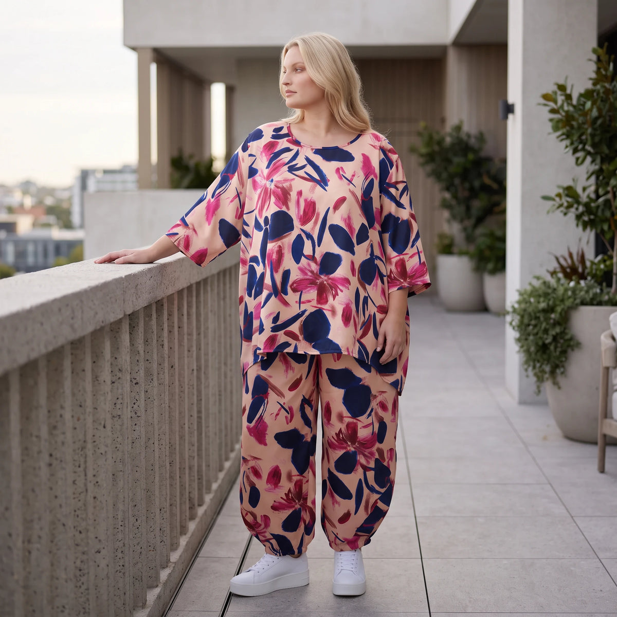 Satinshirt in Rose/Blau/Pink mit floralem Print in A-Linie fließend und weich fallend