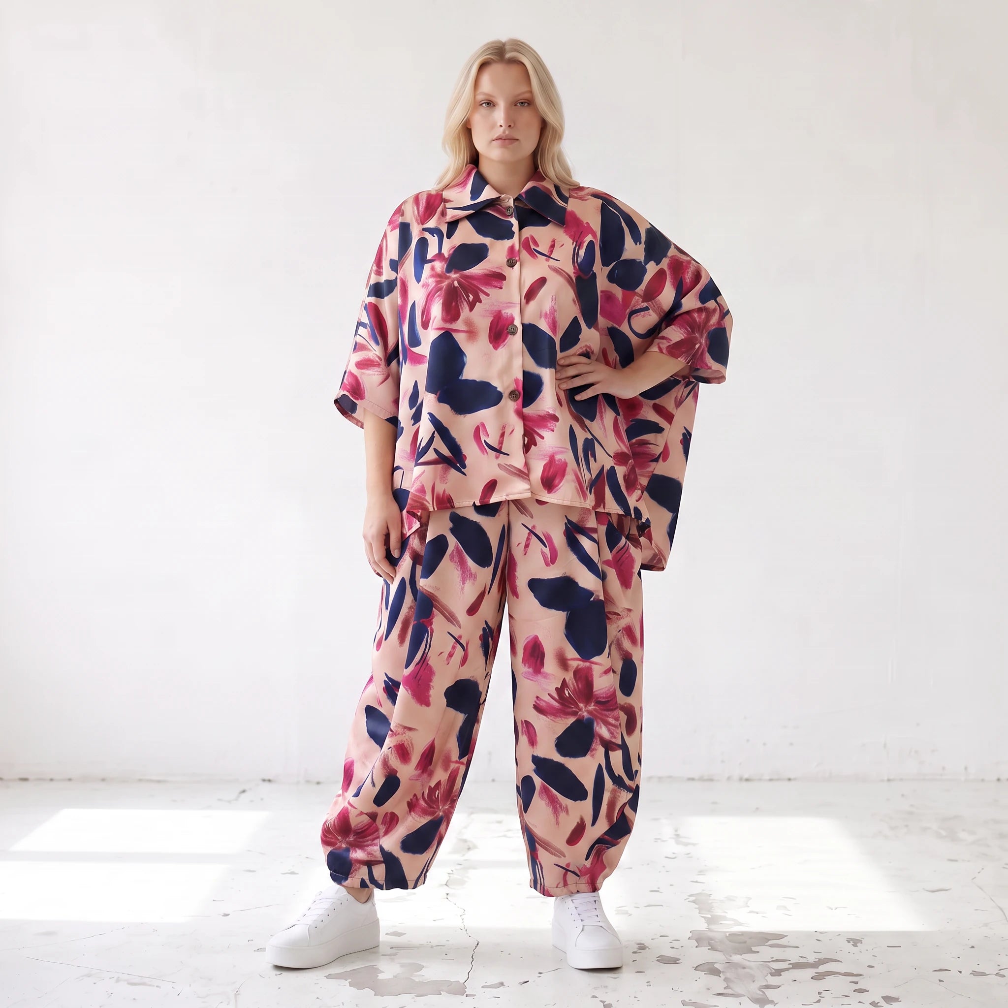 Satinbluse mit floralem Rose/Blau/Pink Print Hemdkragen Knopfleiste in gerundeter Form