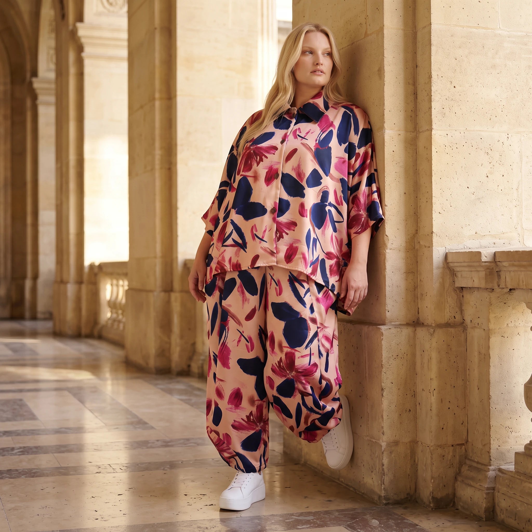 Satinbluse mit floralem Rose/Blau/Pink Print Hemdkragen Knopfleiste in gerundeter Form