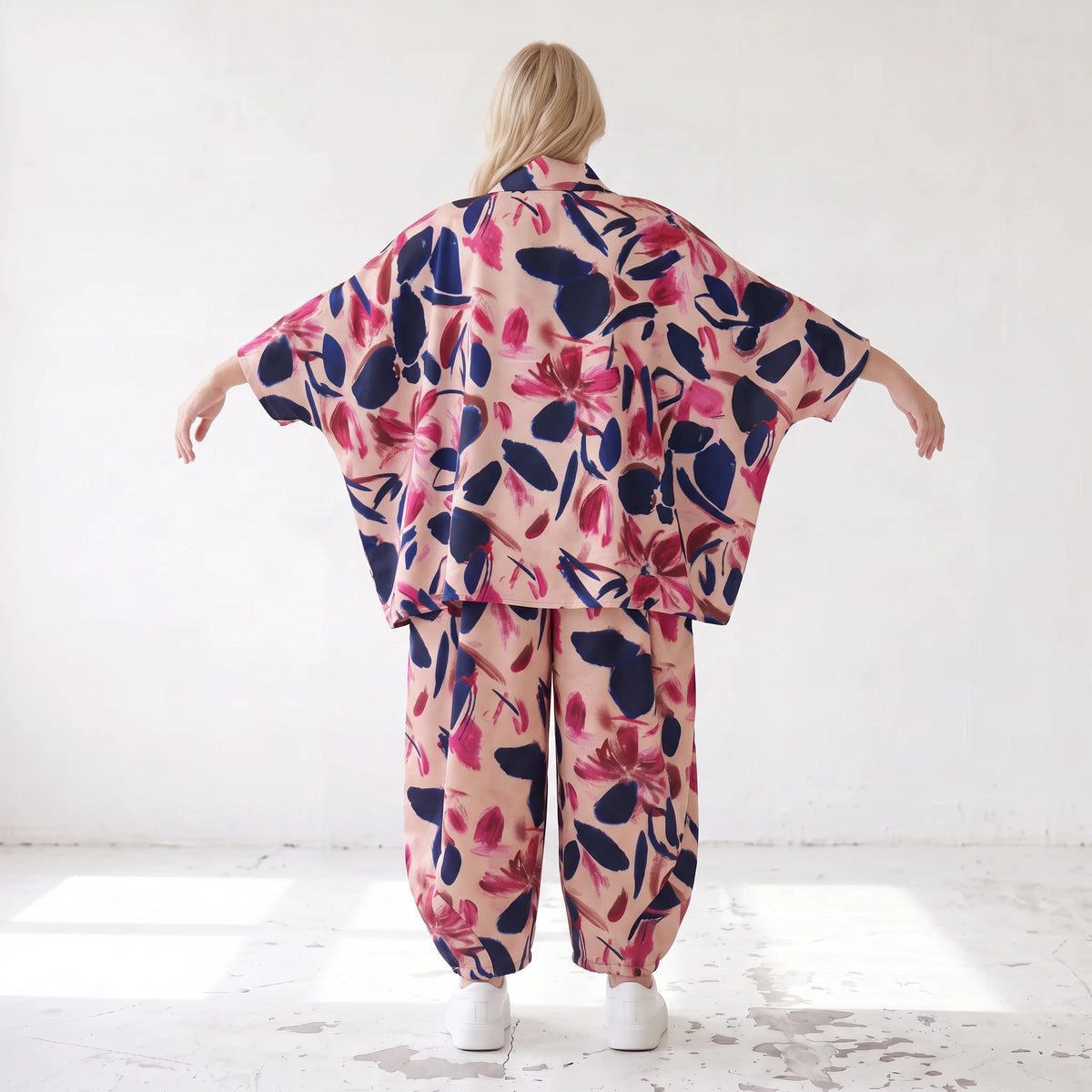 Satinbluse mit floralem Rose/Blau/Pink Print Hemdkragen Knopfleiste in gerundeter Form