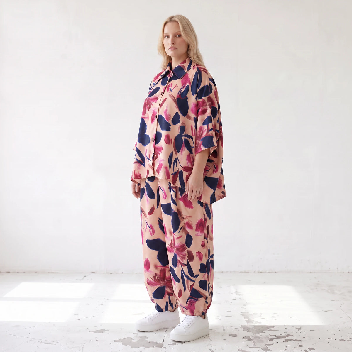 Satinbluse mit floralem Rose/Blau/Pink Print Hemdkragen Knopfleiste in gerundeter Form