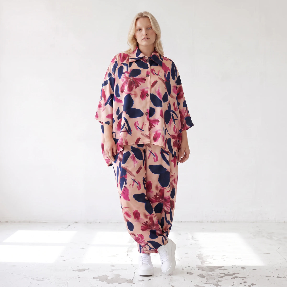 Satinbluse mit floralem Rose/Blau/Pink Print Hemdkragen Knopfleiste in gerundeter Form