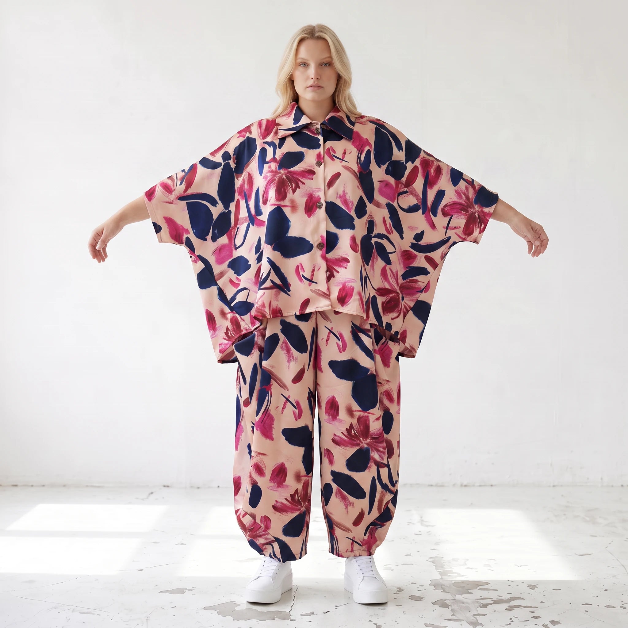 Satinbluse mit floralem Rose/Blau/Pink Print Hemdkragen Knopfleiste in gerundeter Form