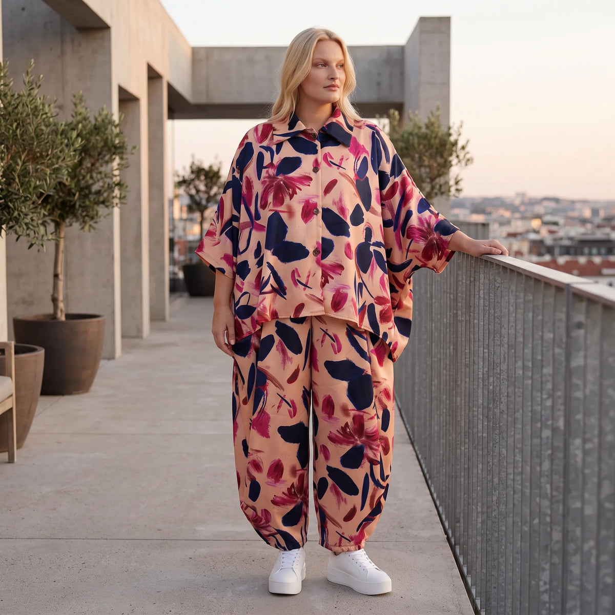 Satinbluse mit floralem Rose/Blau/Pink Print Hemdkragen Knopfleiste in gerundeter Form