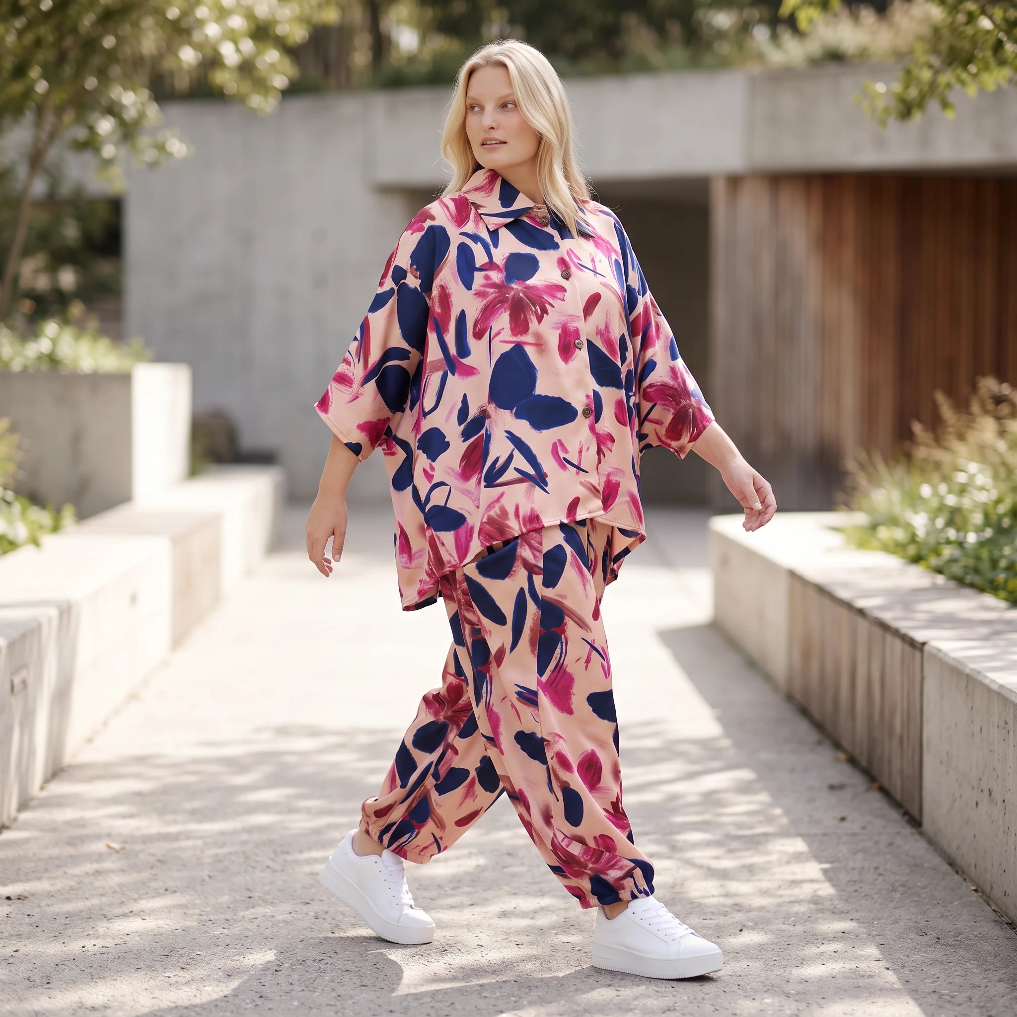 Satinbluse mit floralem Rose/Blau/Pink Print Hemdkragen Knopfleiste in gerundeter Form