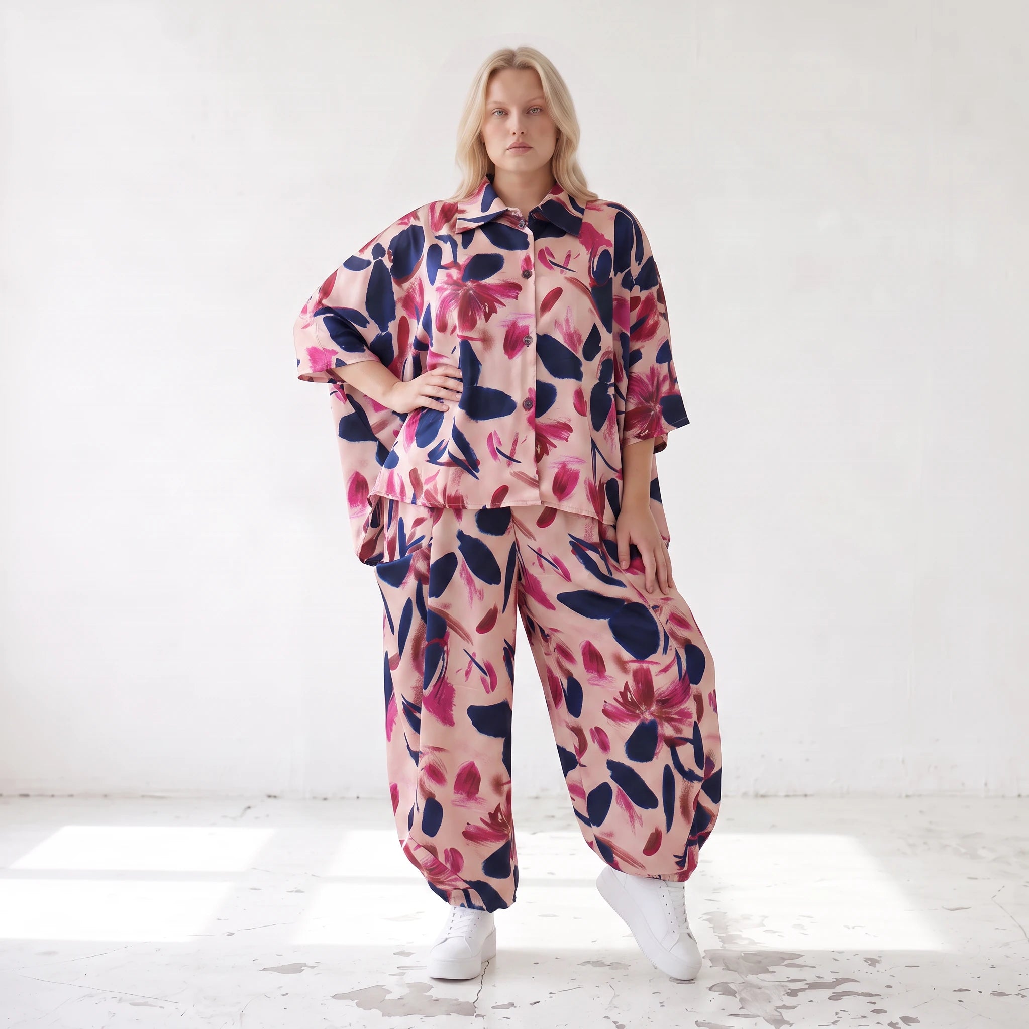 Ballonhose aus Satin mit Blumenprint in Rose/Blau/Pink mit Gummibund und Beuteltaschen