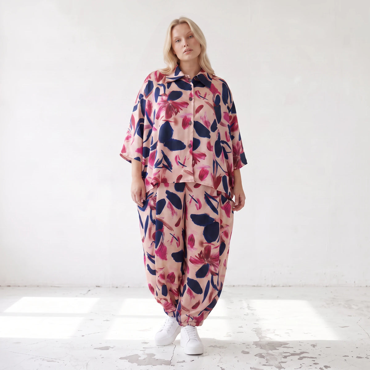 Ballonhose aus Satin mit Blumenprint in Rose/Blau/Pink mit Gummibund und Beuteltaschen