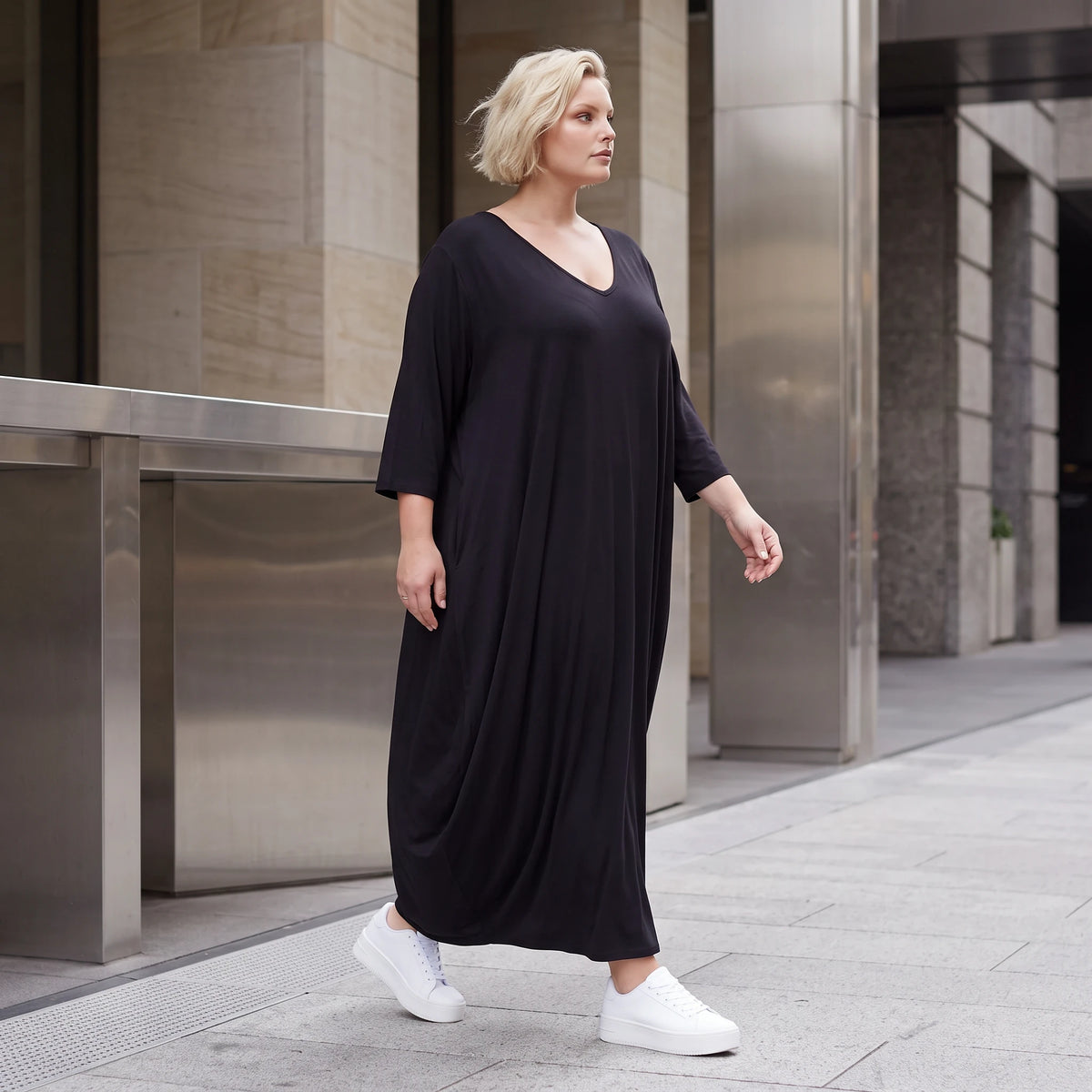 Schwarzes Ballonkleid aus Stretchjersey mit Rundhalsausschnitt und Langarm zeitlos