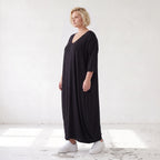 Schwarzes Ballonkleid aus Stretchjersey mit Rundhalsausschnitt und Langarm zeitlos