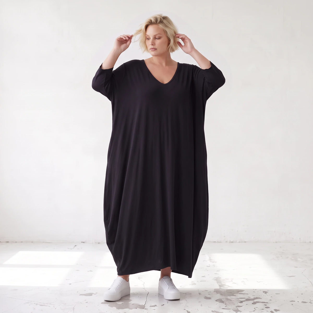 Schwarzes Ballonkleid aus Stretchjersey mit Rundhalsausschnitt und Langarm zeitlos