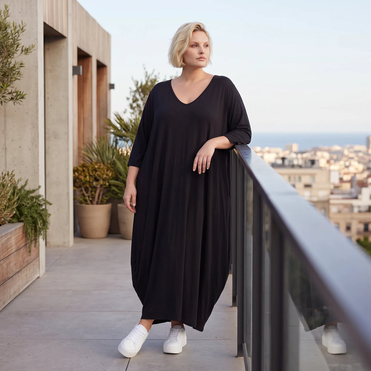 Schwarzes Ballonkleid aus Stretchjersey mit Rundhalsausschnitt und Langarm zeitlos
