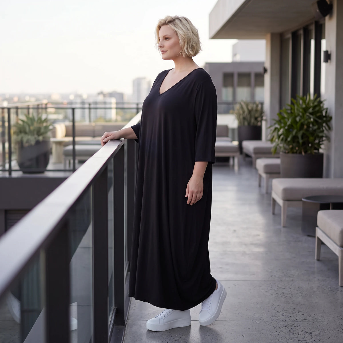 Schwarzes Ballonkleid aus Stretchjersey mit Rundhalsausschnitt und Langarm zeitlos