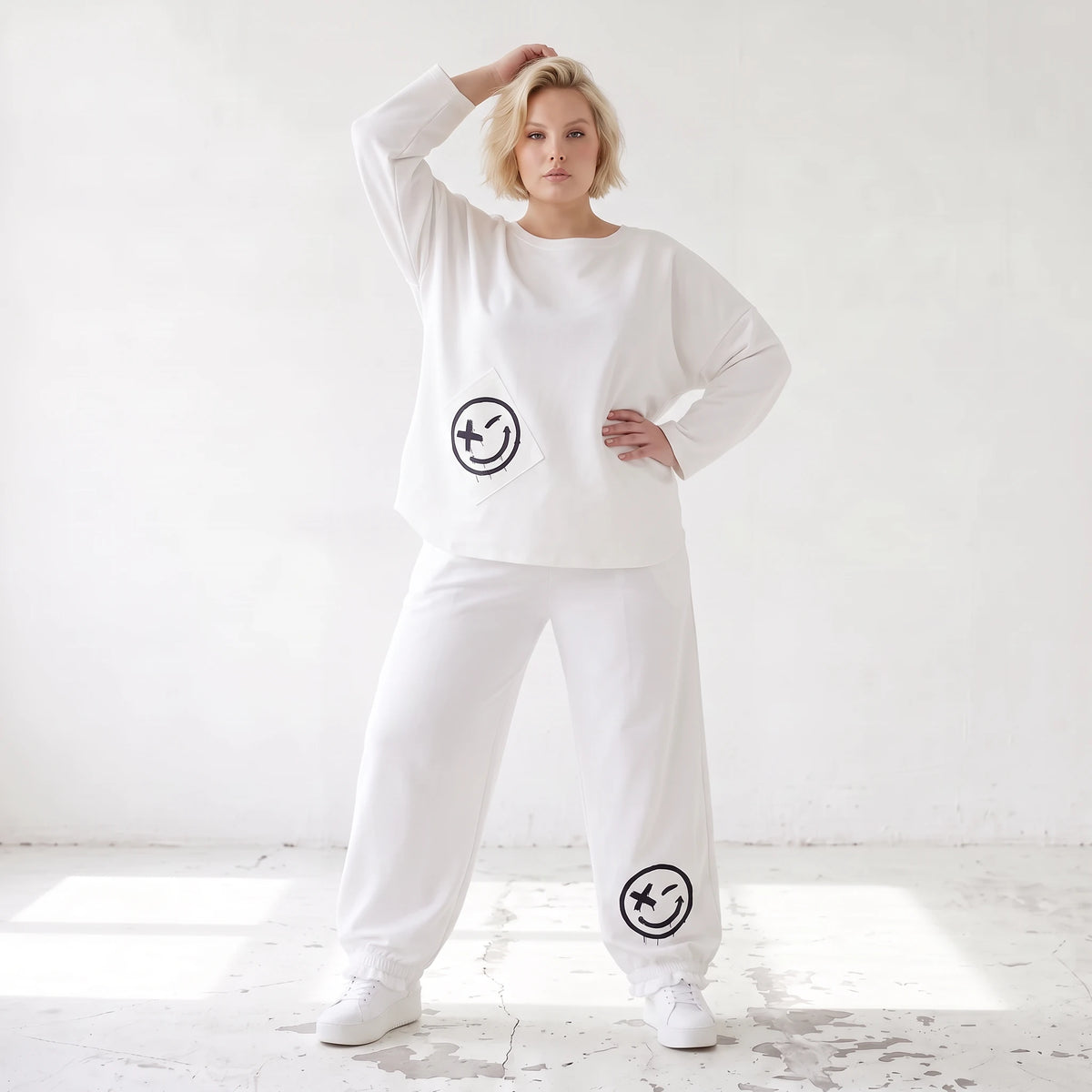 Oversizehose aus warmem French Terry mit Smileyprint gesmoktem Saum und Seitentaschen