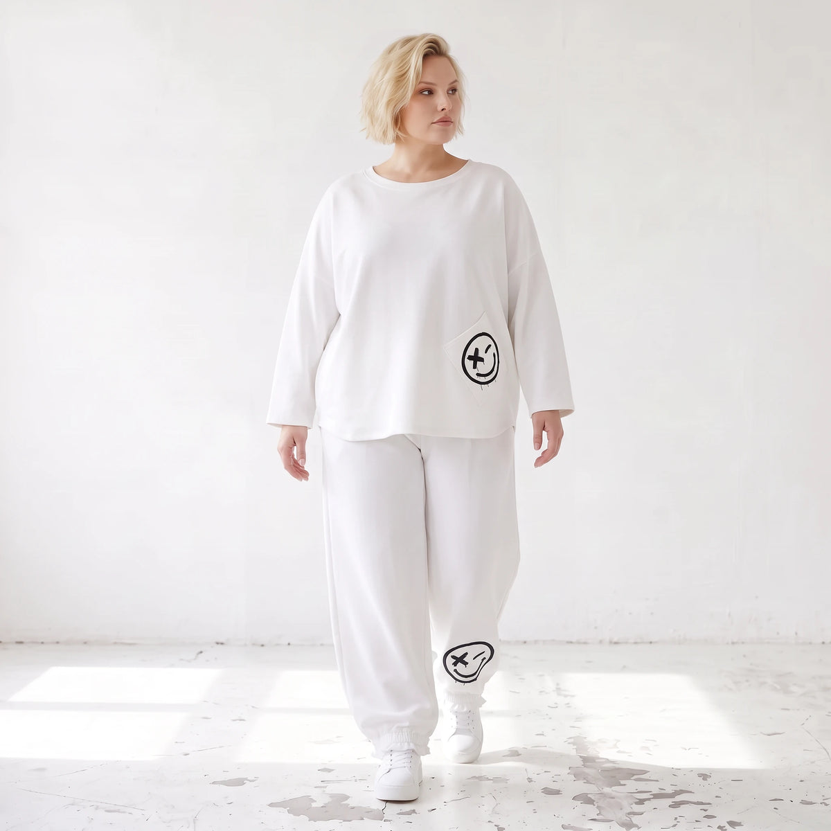 Oversizehose aus warmem French Terry mit Smileyprint gesmoktem Saum und Seitentaschen