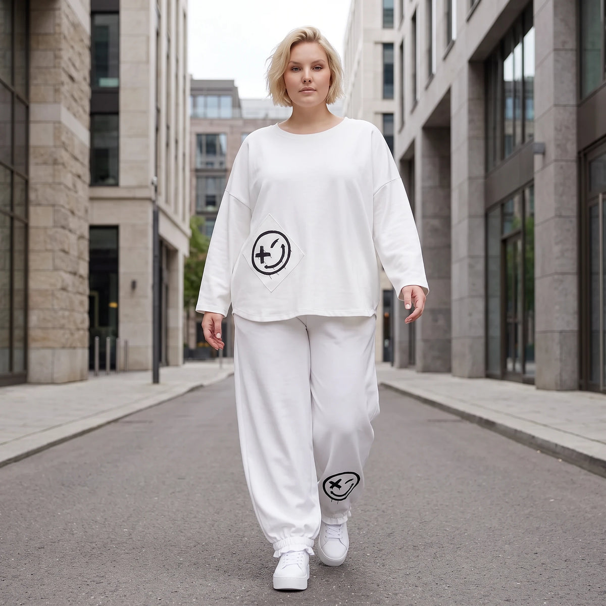Oversizehose aus warmem French Terry mit Smileyprint gesmoktem Saum und Seitentaschen