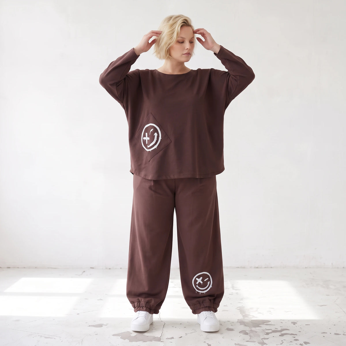 Lässige Oversizedhose aus French Terry mit Smileyprint und gesmoktem Saum extra lang