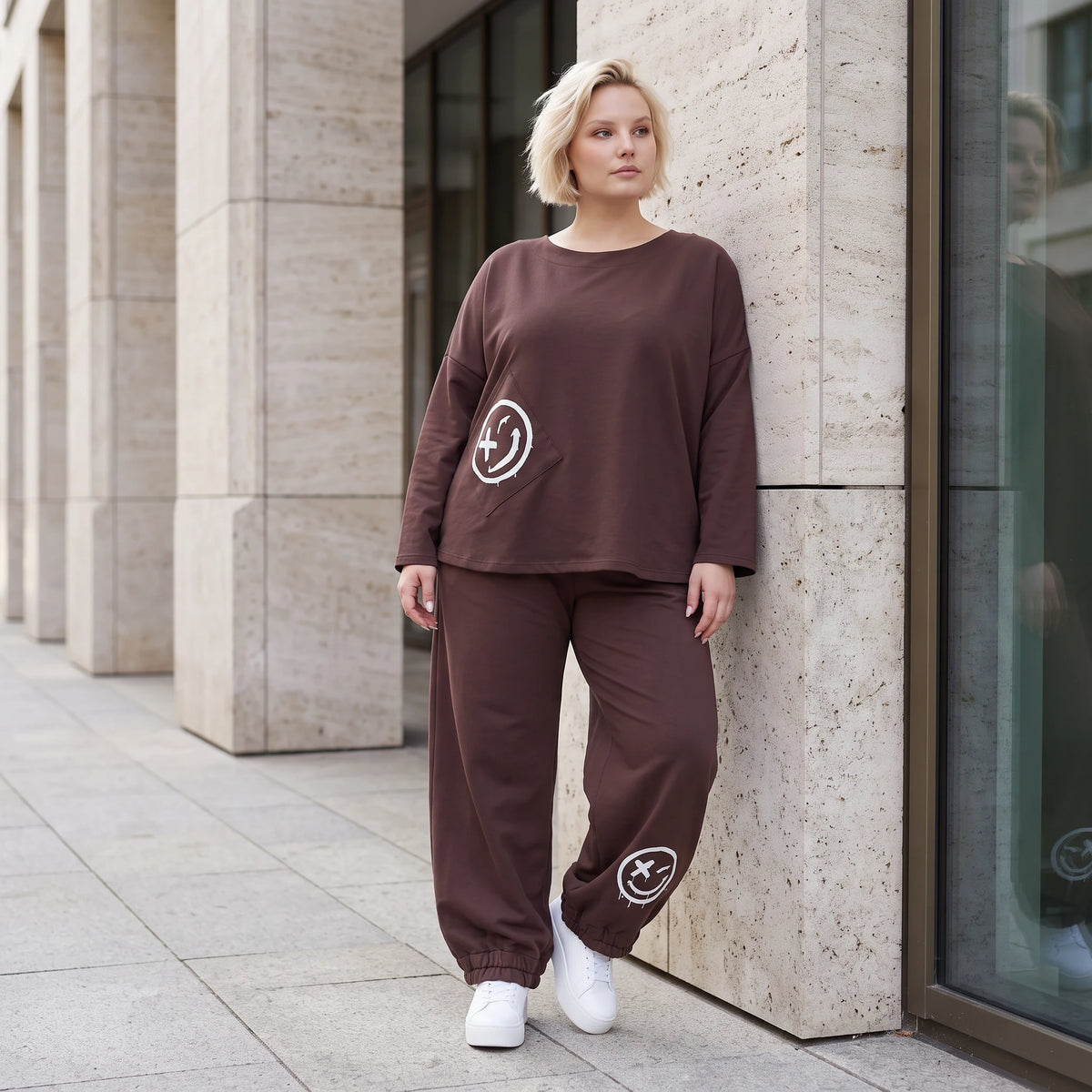 Lässige Oversizedhose aus French Terry mit Smileyprint und gesmoktem Saum extra lang