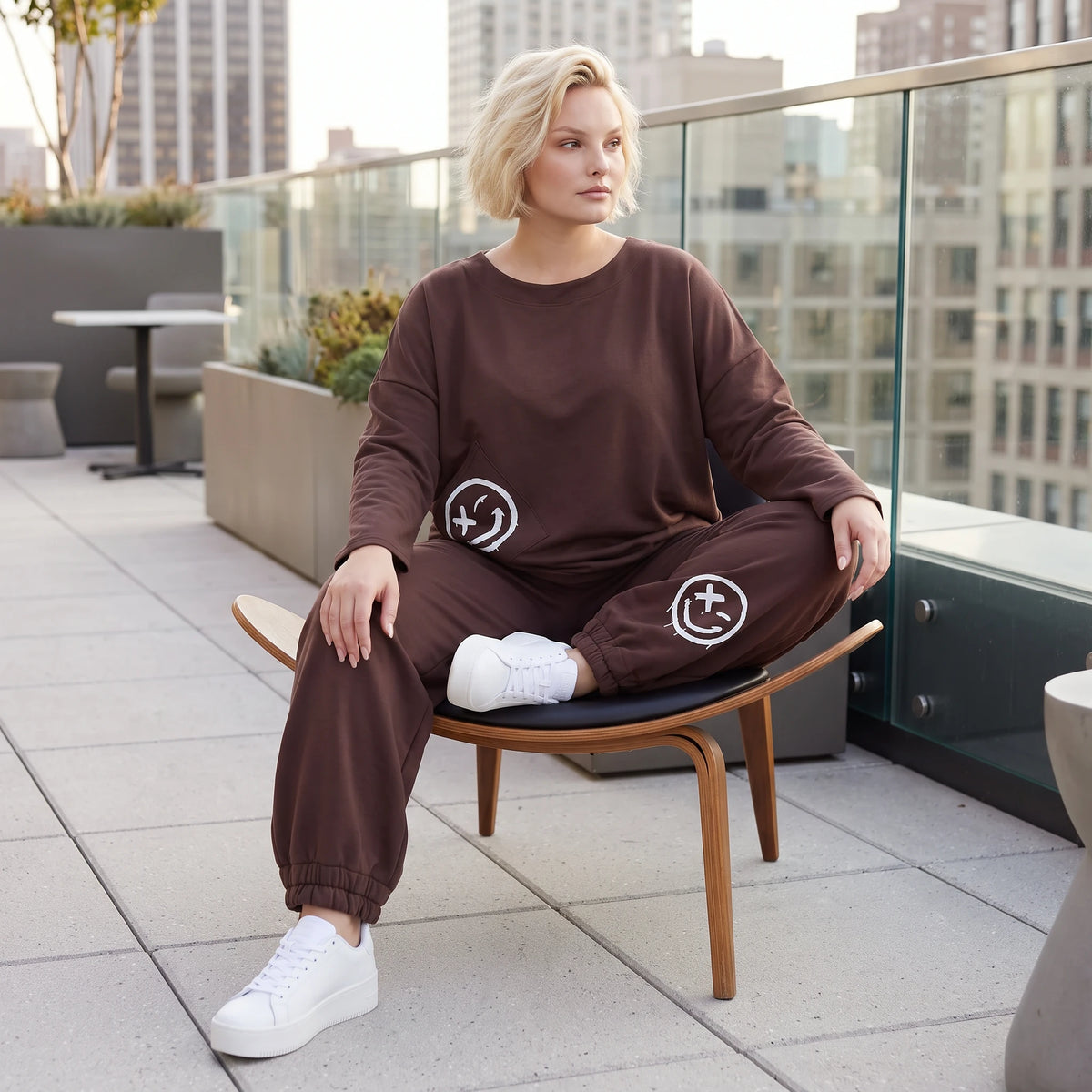 Lässige Oversizedhose aus French Terry mit Smileyprint und gesmoktem Saum extra lang