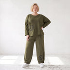 Olivgrüne Hose aus warmem French Terry mit Smiley Print gesmoktem Saum und langem Bein