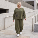 Olivgrüne Hose aus warmem French Terry mit Smiley Print gesmoktem Saum und langem Bein