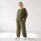 Olivgrüne Hose aus warmem French Terry mit Smiley Print gesmoktem Saum und langem Bein