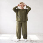 Olivgrüne Hose aus warmem French Terry mit Smiley Print gesmoktem Saum und langem Bein