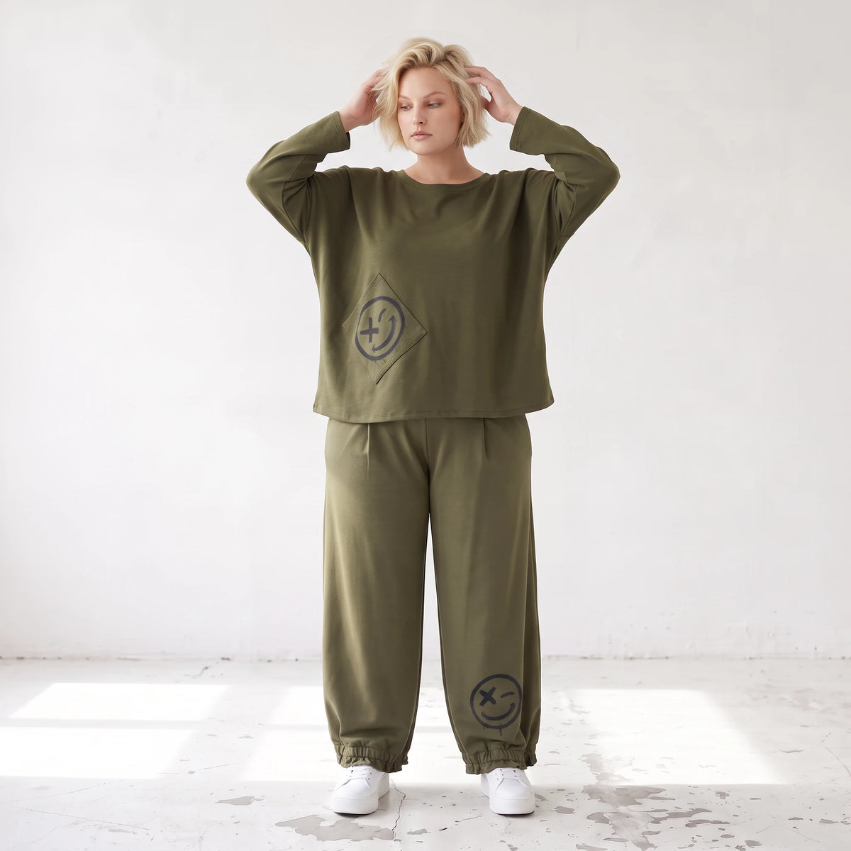Olivgrüne Hose aus warmem French Terry mit Smiley Print gesmoktem Saum und langem Bein