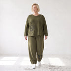 Olivgrüne Hose aus warmem French Terry mit Smiley Print gesmoktem Saum und langem Bein
