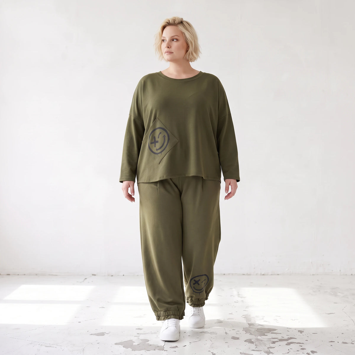 Olivgrüne Hose aus warmem French Terry mit Smiley Print gesmoktem Saum und langem Bein
