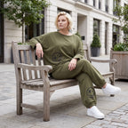 Olivgrüne Hose aus warmem French Terry mit Smiley Print gesmoktem Saum und langem Bein