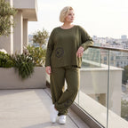 Olivgrüne Hose aus warmem French Terry mit Smiley Print gesmoktem Saum und langem Bein