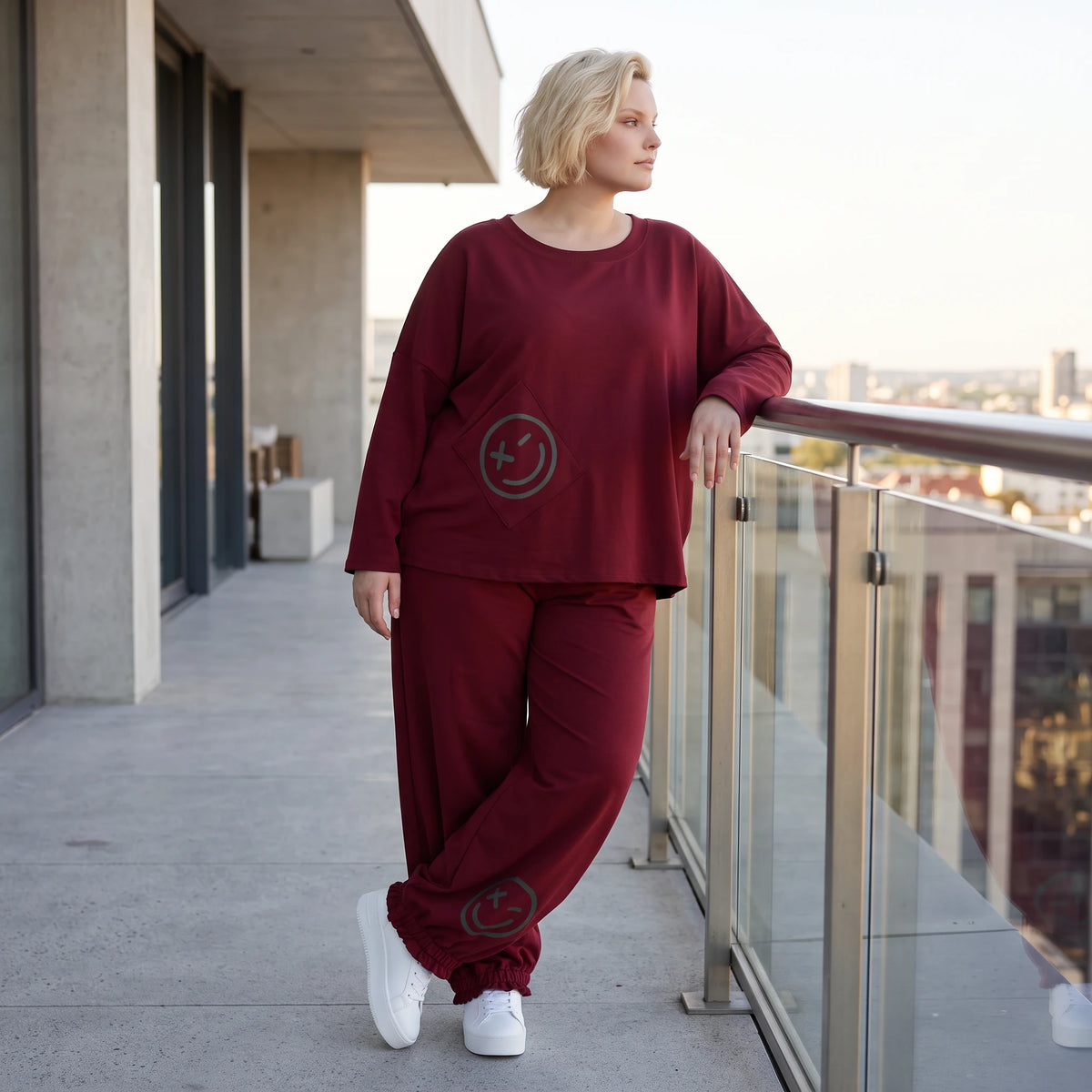 Oversized French Terry Hose in Schwarz mit Smileyprint gesmoktem Saum und weitem Bein