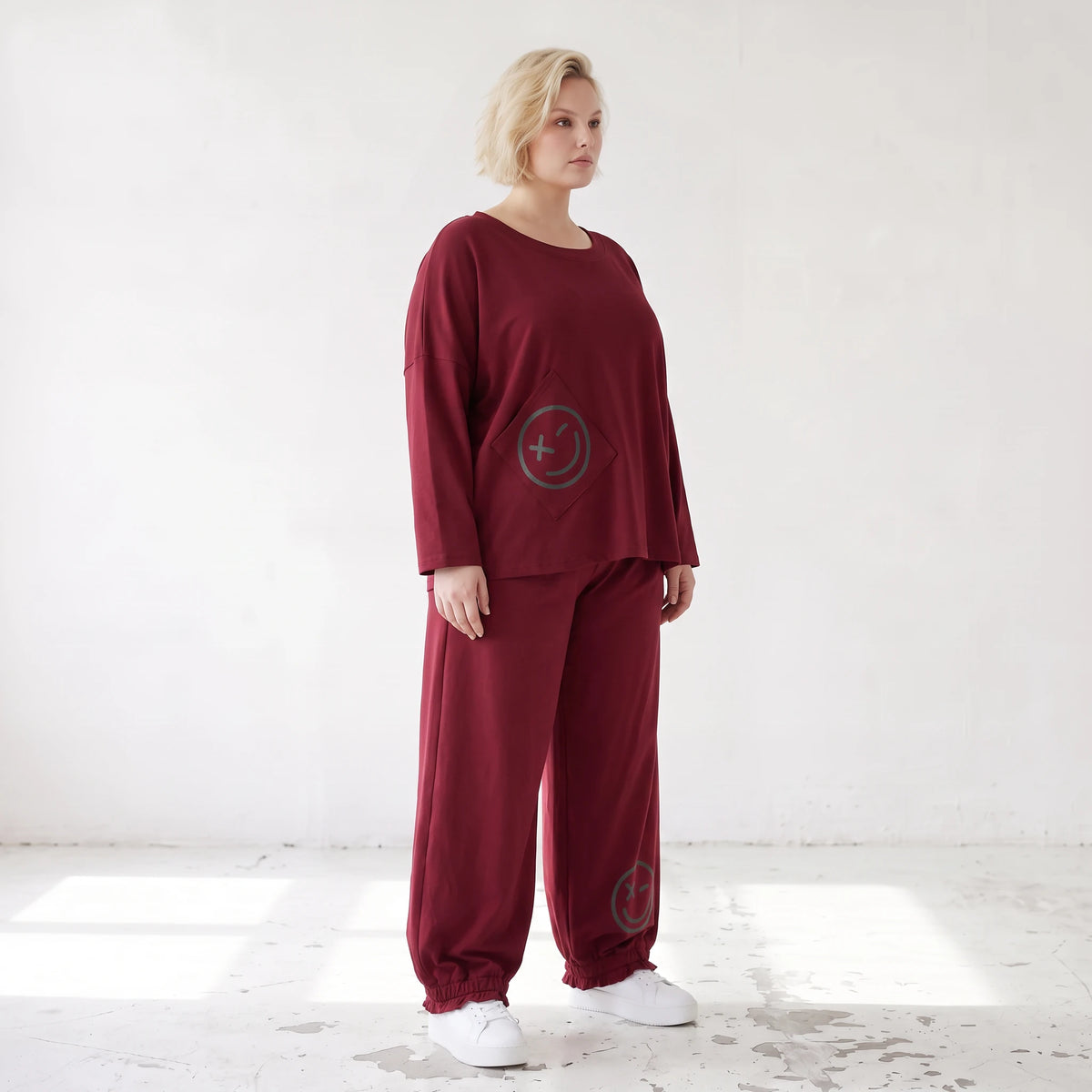 Oversized French Terry Hose in Schwarz mit Smileyprint gesmoktem Saum und weitem Bein