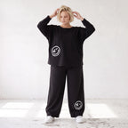 Oversized Hose aus flauschigem French Terry mit Smileydruck und bequem gesmoktem Saum