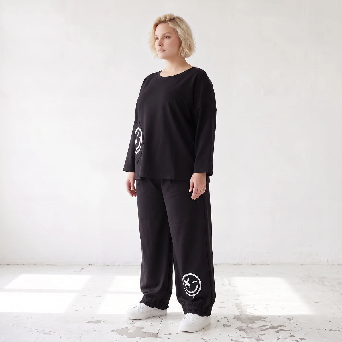 Oversized Hose aus flauschigem French Terry mit Smileydruck und bequem gesmoktem Saum