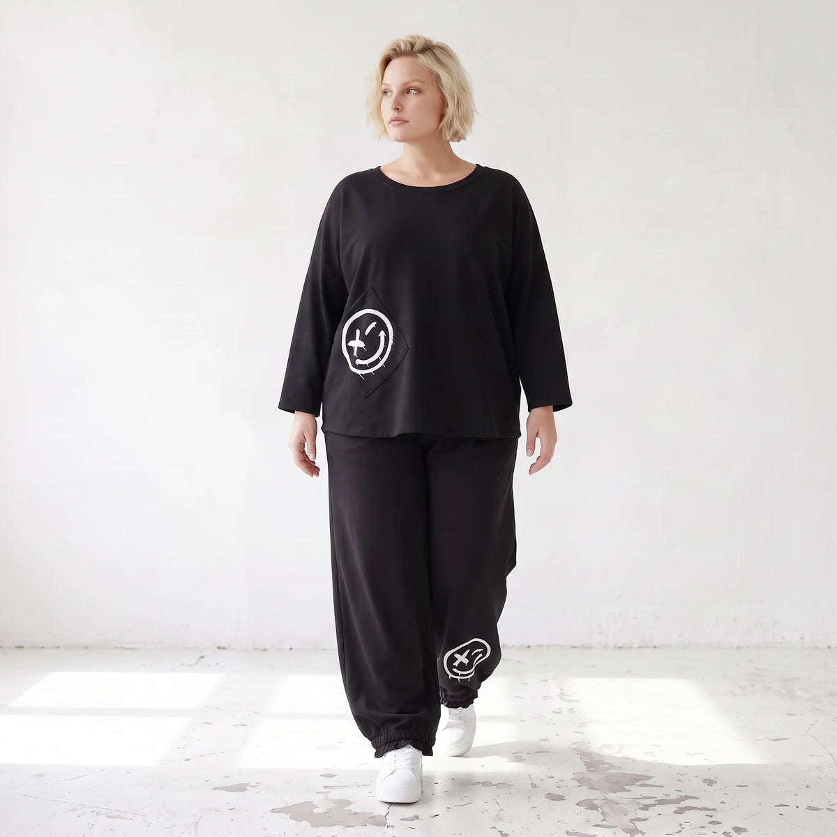 Oversized Hose aus flauschigem French Terry mit Smileydruck und bequem gesmoktem Saum